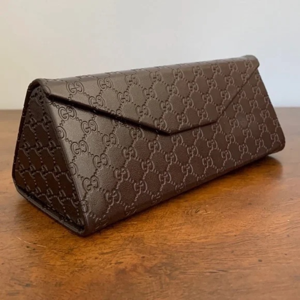 Timeless classic Gucci genuine leather insignia interlocking eyeglass case